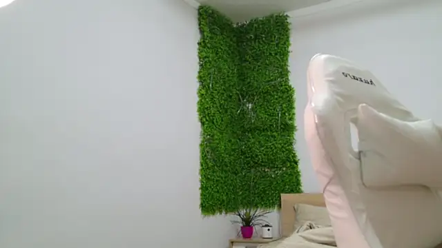 Snapshot of Lorennameliyy chatting on 02.13.25 Lorennameliyy online show from 02.13.25