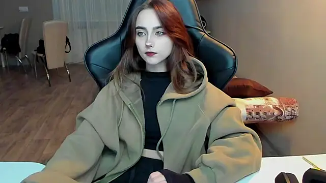 Snapshot of SilverDream chatting on 02.04.25 SilverDream online show from 02.04.25