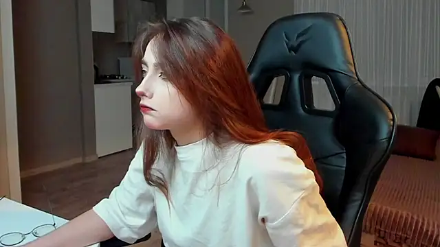 Snapshot of SilverDream chatting on 02.13.25 SilverDream online show from 02.13.25