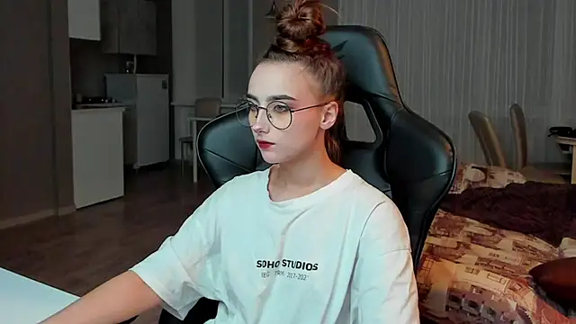 Snapshot of SilverDream chatting on 03.15.25 SilverDream online show from 03.15.25