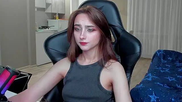 Snapshot of SilverDream chatting on 09.28.25 SilverDream online show from 09.28.25