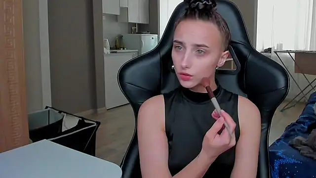 Snapshot of SilverDream chatting on 10.19.25 SilverDream online show from 10.19.25