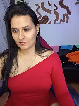 Snapshot of elena_jonees chatting on 06.05.26 elena jonees online show from 06.05.26