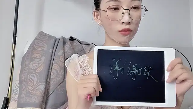 Snapshot of Lili-2 chatting on 05.16.26 Lili-2 online show from 05.16.26