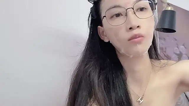 Snapshot of Lili-2 chatting on 05.19.26 Lili-2 online show from 05.19.26