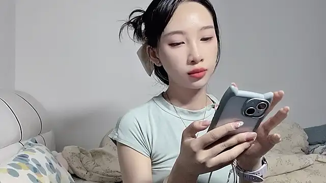 Snapshot of Lili-2 chatting on 06.30.26 Lili-2 online show from 06.30.26