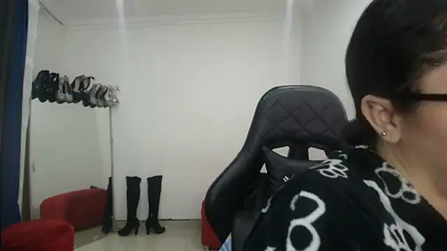 Snapshot of Madame_Shein_ chatting on 02.14.25 Madame Shein  online show from 02.14.25