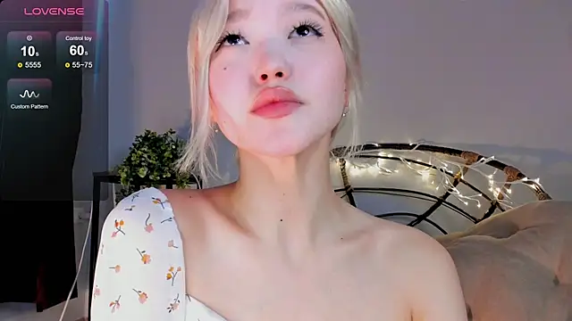 Snapshot of milli_sun_ chatting on 03.16.25 milli sun  online show from 03.16.25