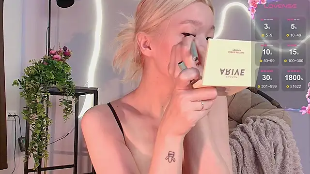 Snapshot of milli_sun_ chatting on 09.18.25 milli sun  online show from 09.18.25