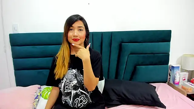 LisaWhite  online show from 03.04.25