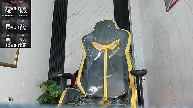 Snapshot of TOWERS21_ chatting on 12.10.24 TOWERS21 online show from 12.10.24