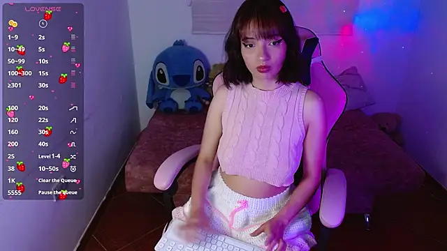Snapshot of evie_cloud chatting on 02.14.25 evie cloud online show from 02.14.25