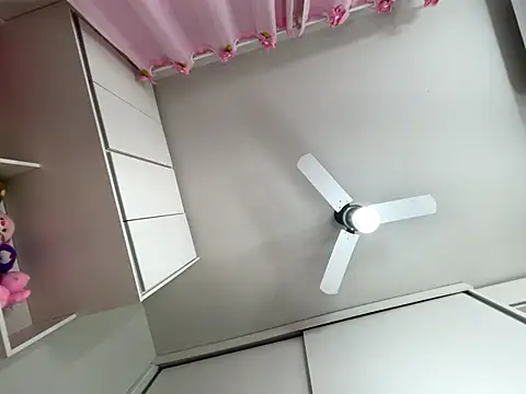 Snapshot of lariic chatting on 09.30.25 lariic online show from 09.30.25