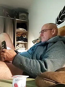 Snapshot of bogland33 chatting on 02.05.26 bogland33 online show from 02.05.26