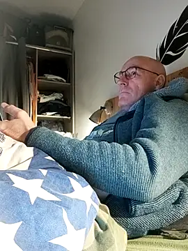 Snapshot of bogland33 chatting on 03.01.26 bogland33 online show from 03.01.26