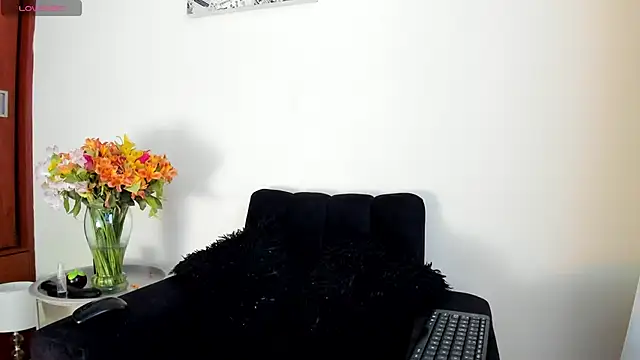 Snapshot of its__angelica_ chatting on 04.20.26 its angelica online show from 04.20.26