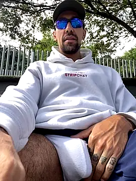 Snapshot of dantedesirexx chatting on 11.16.25 dantedesirexx online show from 11.16.25