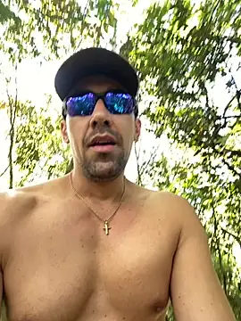 Snapshot of dantedesirexx chatting on 11.17.25 dantedesirexx online show from 11.17.25