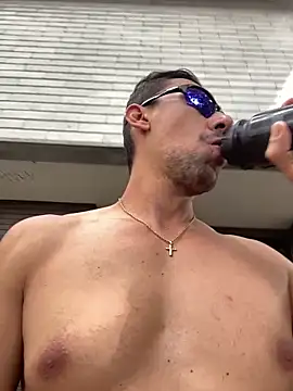 Snapshot of dantedesirexx chatting on 11.18.25 dantedesirexx online show from 11.18.25