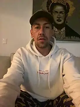 Snapshot of dantedesirexx chatting on 12.17.25 dantedesirexx online show from 12.17.25