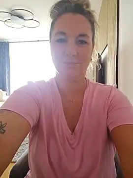 Snapshot of Bitch_MILF6 chatting on 09.14.25 Bitch MILF6 online show from 09.14.25