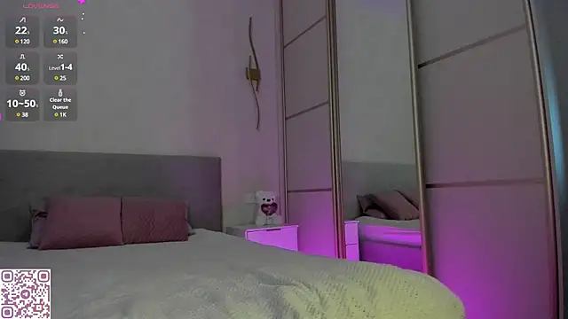 Snapshot of flora_off chatting on 02.20.25 flora off online show from 02.20.25