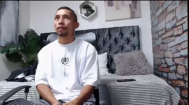 Snapshot of richar_voller chatting on 12.20.24 richar voller online show from 12.20.24
