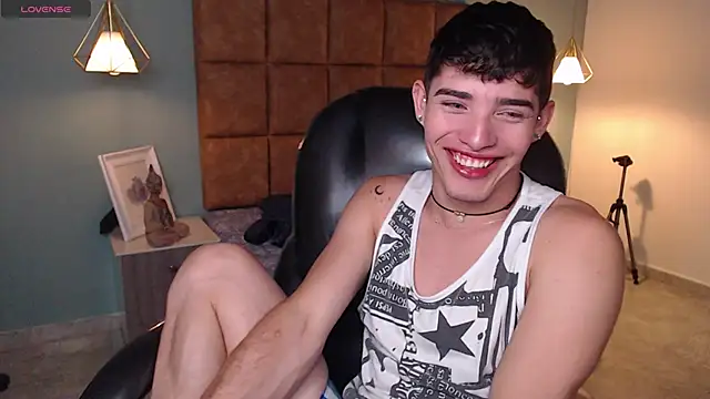 Snapshot of AlejooTwink chatting on 02.04.25 AlejooTwink online show from 02.04.25