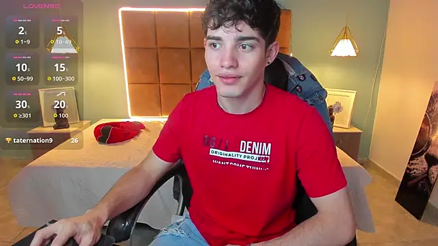 Snapshot of AlejooTwink chatting on 10.31.25 AlejooTwink online show from 10.31.25