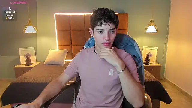 Snapshot of AlejooTwink chatting on 11.05.25 AlejooTwink online show from 11.05.25