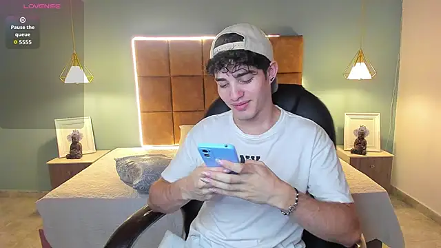 Snapshot of AlejooTwink chatting on 11.13.25 AlejooTwink online show from 11.13.25