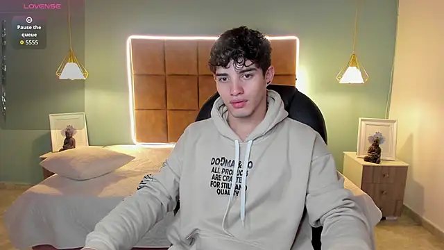 Snapshot of AlejooTwink chatting on 11.17.25 AlejooTwink online show from 11.17.25