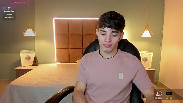 Snapshot of AlejooTwink chatting on 11.22.25 AlejooTwink online show from 11.22.25