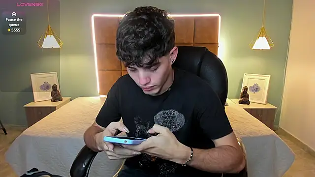 Snapshot of AlejooTwink chatting on 11.23.25 AlejooTwink online show from 11.23.25