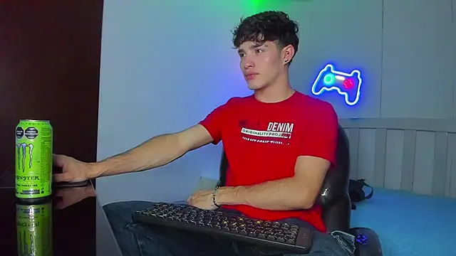 Snapshot of AlejooTwink chatting on 12.13.25 AlejooTwink online show from 12.13.25