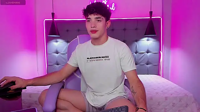 Snapshot of AlejooTwink chatting on 12.15.25 AlejooTwink online show from 12.15.25