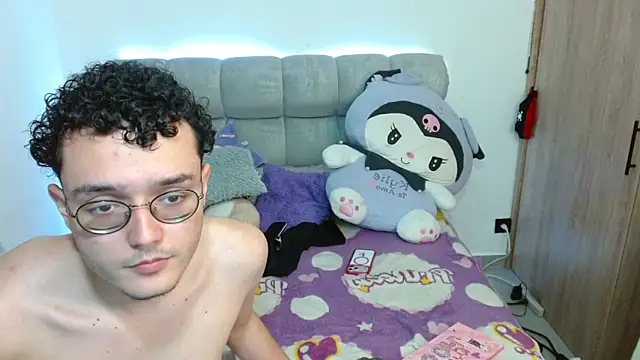 Snapshot of Kylie_martinez chatting on 04.13.26 Kylie martinez online show from 04.13.26