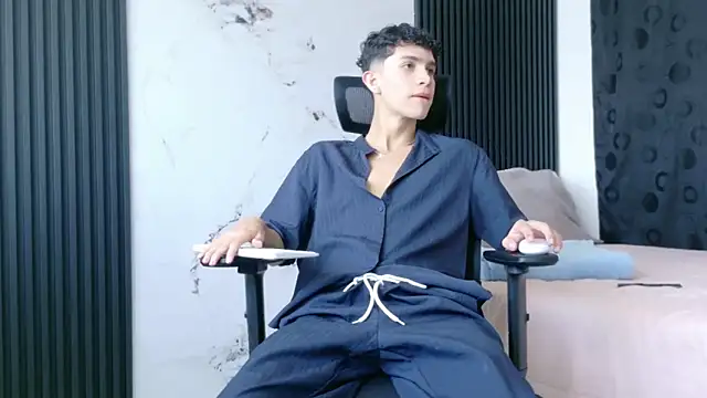 Noah tyler  online show from 12.05.25