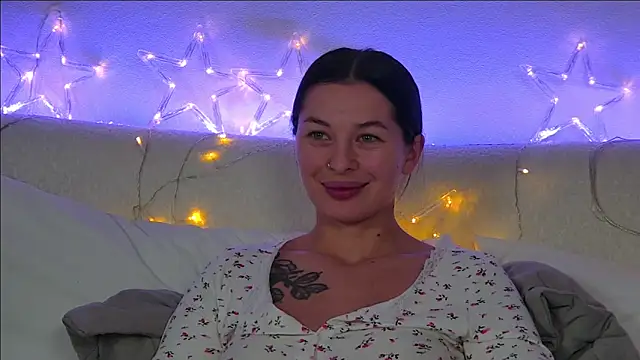 Snapshot of AlexandraBloom chatting on 12.30.24 AlexandraBloom online show from 12.30.24