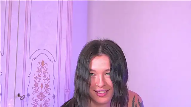 Snapshot of AlexandraBloom chatting on 01.08.25 AlexandraBloom online show from 01.08.25