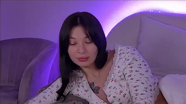 Snapshot of AlexandraBloom chatting on 02.10.25 AlexandraBloom online show from 02.10.25