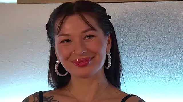 Snapshot of AlexandraBloom chatting on 02.21.25 AlexandraBloom online show from 02.21.25