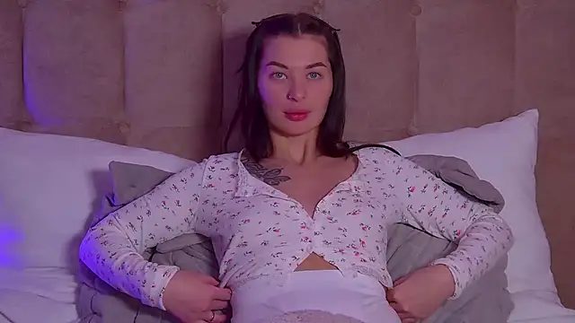 Snapshot of AlexandraBloom chatting on 02.27.25 AlexandraBloom online show from 02.27.25