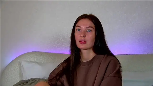 Snapshot of AlexandraBloom chatting on 10.11.25 AlexandraBloom online show from 10.11.25