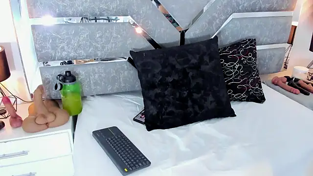 Snapshot of Slut_Milf_ chatting on 05.01.26 Slut Milf online show from 05.01.26