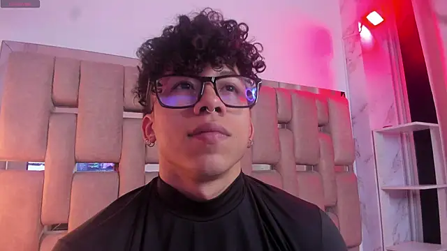 Snapshot of AkazaBoy_ chatting on 11.04.25 AkazaBoy online show from 11.04.25