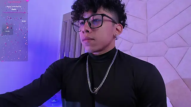 Snapshot of AkazaBoy_ chatting on 11.05.25 AkazaBoy online show from 11.05.25