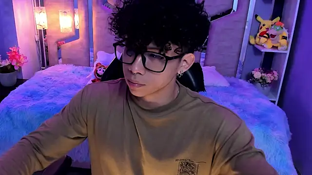 Snapshot of AkazaBoy_ chatting on 11.13.25 AkazaBoy online show from 11.13.25