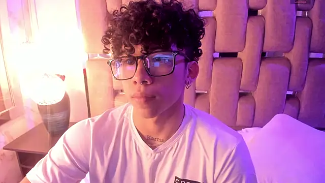 Snapshot of AkazaBoy_ chatting on 11.15.25 AkazaBoy online show from 11.15.25