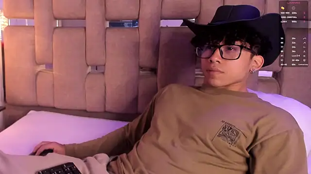 Snapshot of AkazaBoy_ chatting on 11.18.25 AkazaBoy online show from 11.18.25